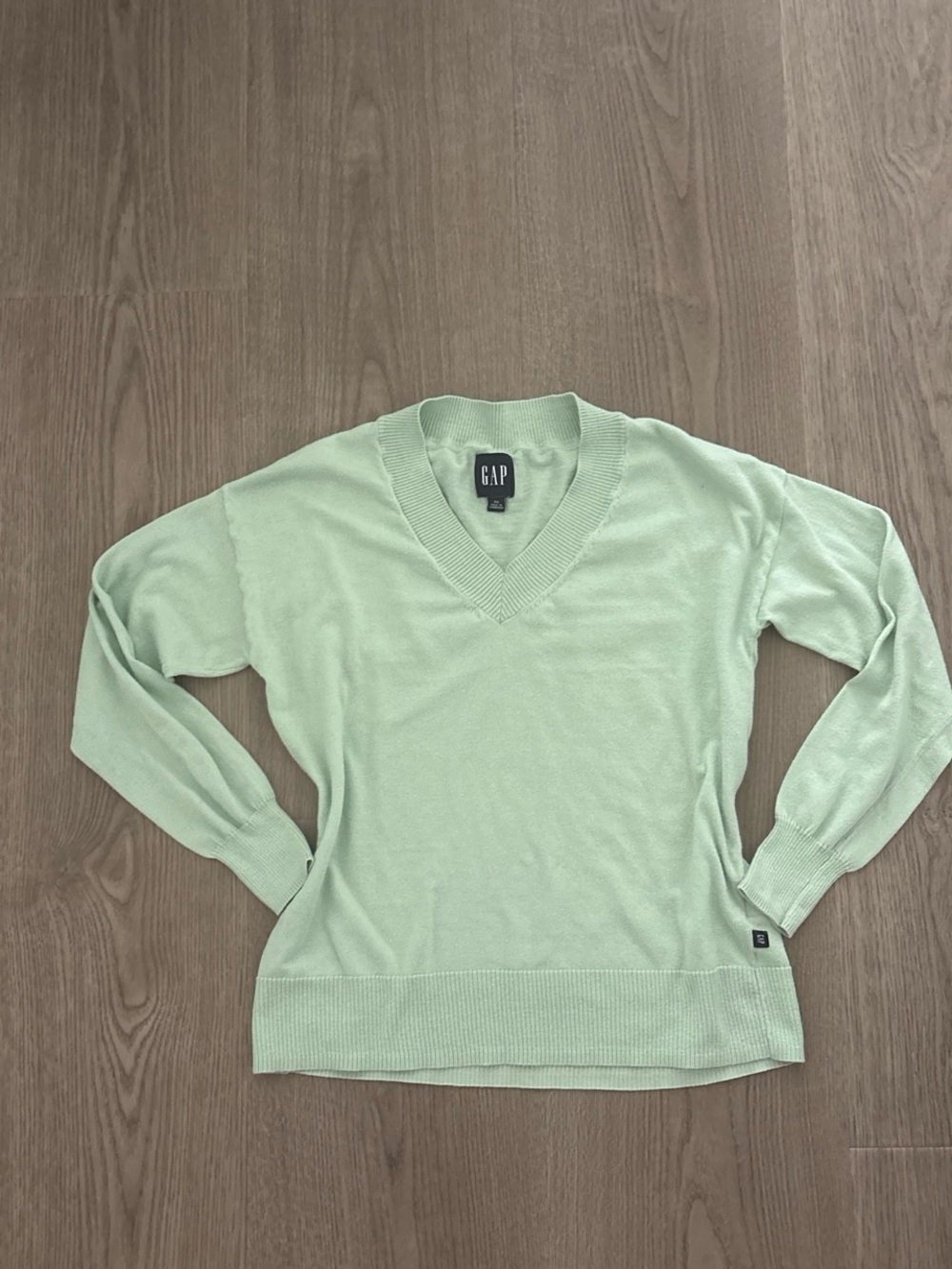 GAP light green V-Neck Pullover size XS